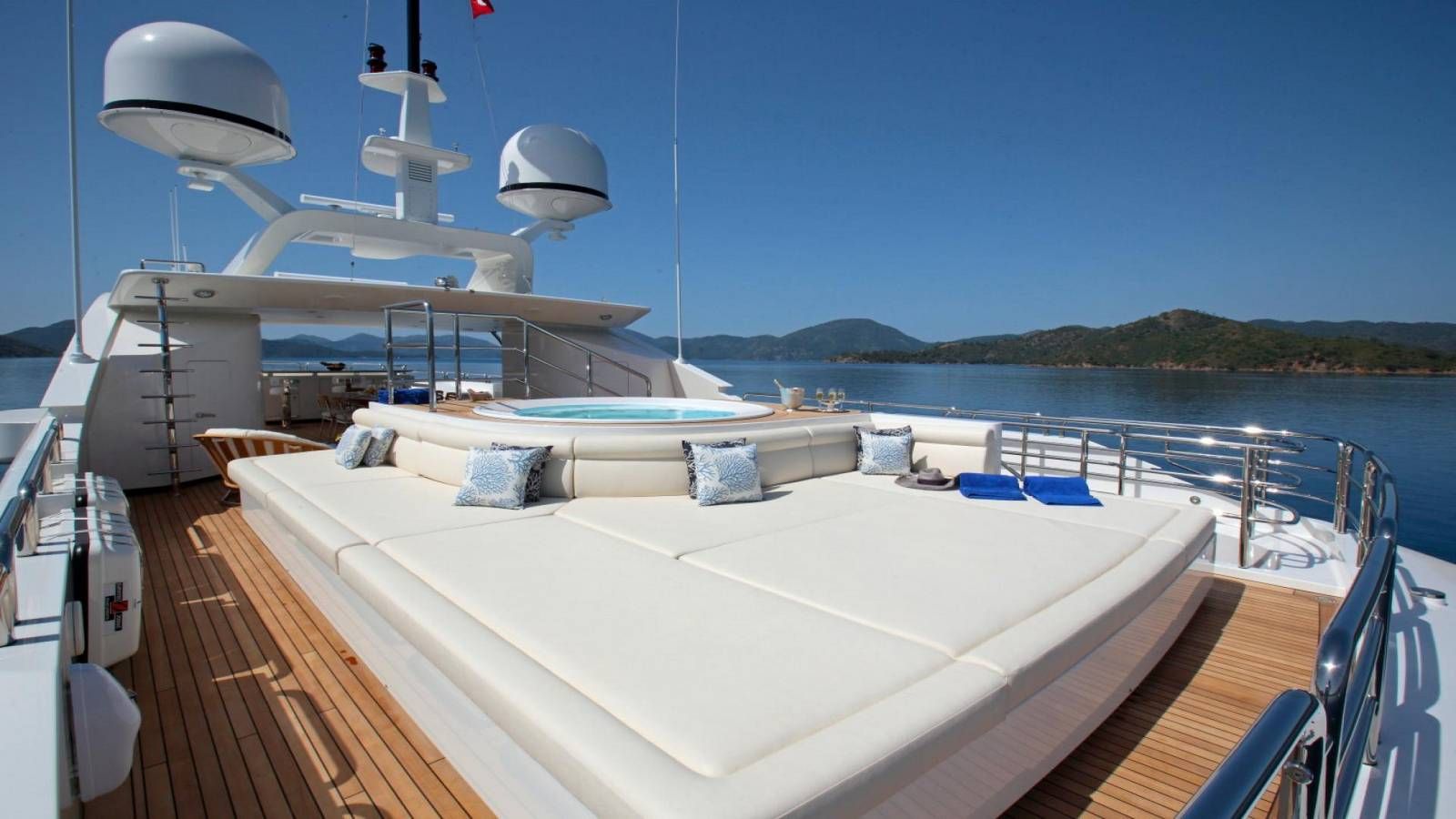 yacht-lion